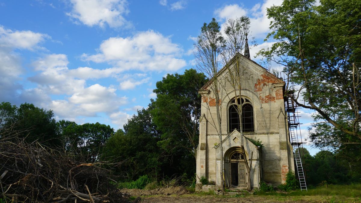 Skupina mladých Čechů a Němců opravuje zdevastovaný kostel v Olešné na Tachovsku